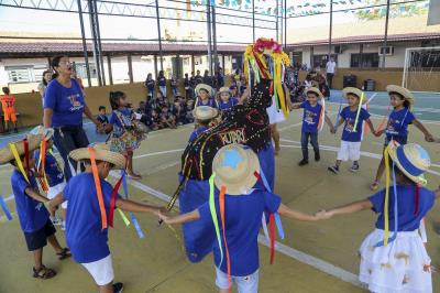 Alunos festejam o Dia do Folclore com música, dança e contação de histórias