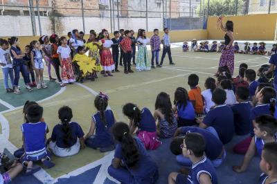 Alunos festejam o Dia do Folclore com música, dança e contação de histórias