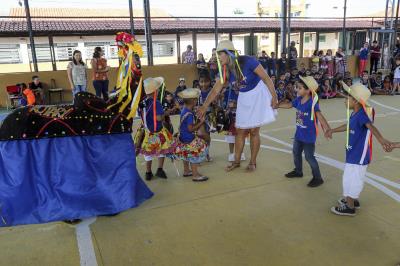 Alunos festejam o Dia do Folclore com música, dança e contação de histórias