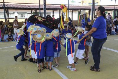 Alunos festejam o Dia do Folclore com música, dança e contação de histórias