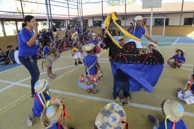 Alunos festejam o Dia do Folclore com música, dança e contação de histórias