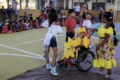 Alunos festejam o Dia do Folclore com música, dança e contação de histórias