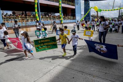 Ensino fundamental de Belém faz desfile e reforça conceitos de paz, educação e cidadania