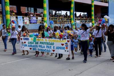 Ensino fundamental de Belém faz desfile e reforça conceitos de paz, educação e cidadania