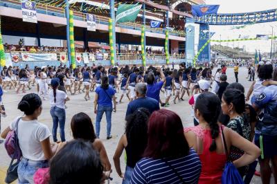 Ensino fundamental de Belém faz desfile e reforça conceitos de paz, educação e cidadania