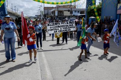 Ensino fundamental de Belém faz desfile e reforça conceitos de paz, educação e cidadania