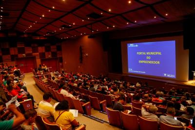 Prefeitura de Belém lota teatro no lançamento do Portal Municipal do Empreendedor