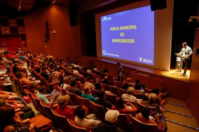 Prefeitura de Belém lota teatro no lançamento do Portal Municipal do Empreendedor