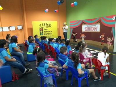 Crianças de escolas públicas aprendem noções de trânsito com a Turma do Semobinho