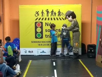 Crianças de escolas públicas aprendem noções de trânsito com a Turma do Semobinho