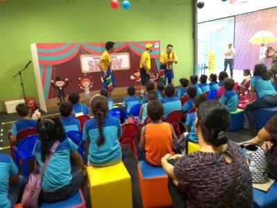 Crianças de escolas públicas aprendem noções de trânsito com a Turma do Semobinho