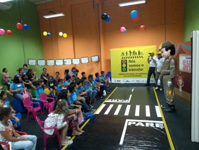 Crianças de escolas públicas aprendem noções de trânsito com a Turma do Semobinho