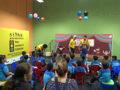 Crianças de escolas públicas aprendem noções de trânsito com a Turma do Semobinho