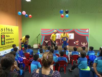 Crianças de escolas públicas aprendem noções de trânsito com a Turma do Semobinho
