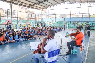 Quarteto Brasil de Tuhu apresenta concerto didático para alunos da Escola Inês Maroja