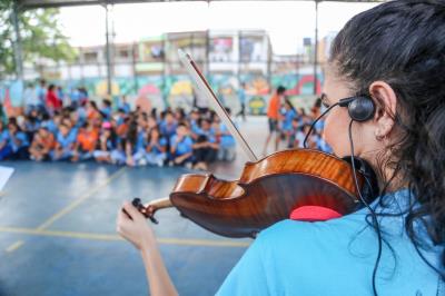 Quarteto Brasil de Tuhu apresenta concerto didático para alunos da Escola Inês Maroja