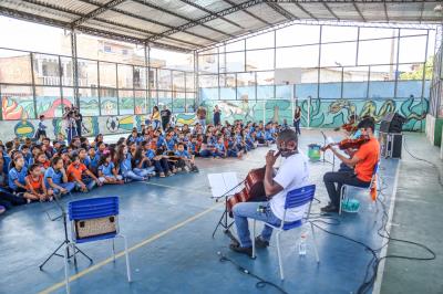 Quarteto Brasil de Tuhu apresenta concerto didático para alunos da Escola Inês Maroja