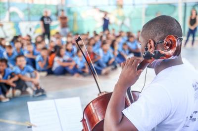 Quarteto Brasil de Tuhu apresenta concerto didático para alunos da Escola Inês Maroja