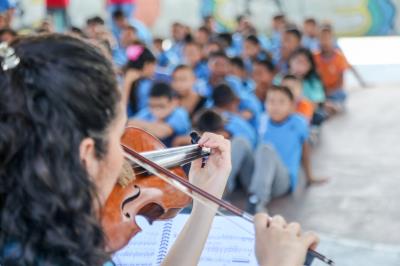 Quarteto Brasil de Tuhu apresenta concerto didático para alunos da Escola Inês Maroja