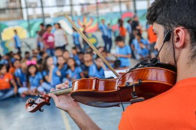 Quarteto Brasil de Tuhu apresenta concerto didático para alunos da Escola Inês Maroja