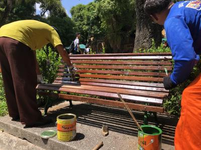 Bancos e lixeiras da Praça Batista Campos estão sendo reformados