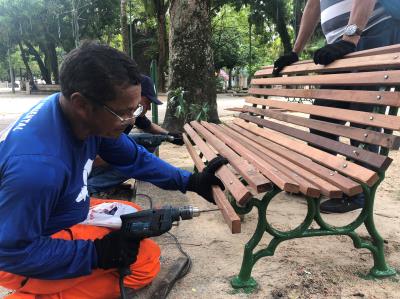 Bancos e lixeiras da Praça Batista Campos estão sendo reformados