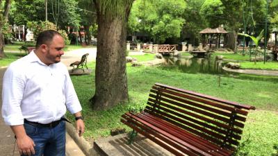 Bancos e lixeiras da Praça Batista Campos estão sendo reformados