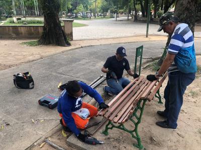 Bancos e lixeiras da Praça Batista Campos estão sendo reformados