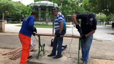 Bancos e lixeiras da Praça Batista Campos estão sendo reformados