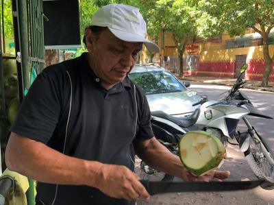 Bancos e lixeiras da Praça Batista Campos estão sendo reformados