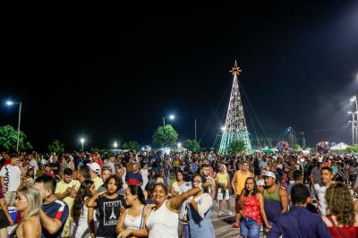 Chegada do novo ano enche de cor e luz o céu no Portal da Amazônia