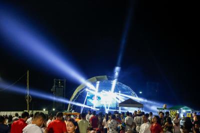 Chegada do novo ano enche de cor e luz o céu no Portal da Amazônia