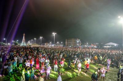 Chegada do novo ano enche de cor e luz o céu no Portal da Amazônia