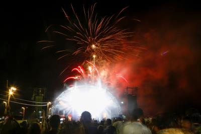 Chegada do novo ano enche de cor e luz o céu no Portal da Amazônia