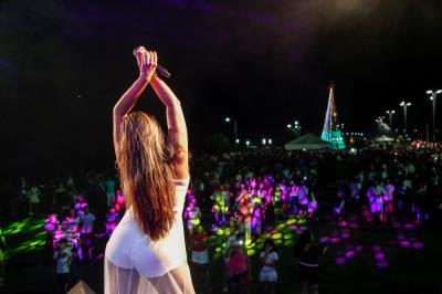 Chegada do novo ano enche de cor e luz o céu no Portal da Amazônia