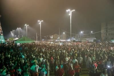 Chegada do novo ano enche de cor e luz o céu no Portal da Amazônia