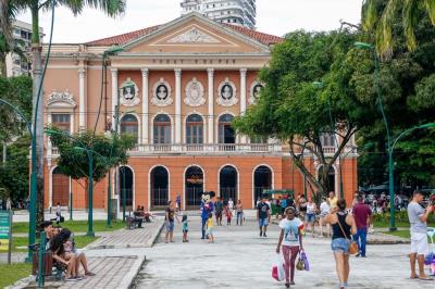 Belém e seus vários encantamentos vistos nas praças, rios e no seu verde	