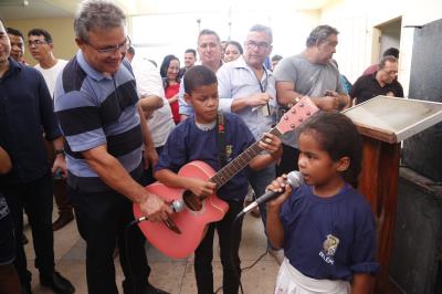 Prefeitura entrega uniforme escolar, ônibus e tratores aos distritos de Outeiro e Icoaraci