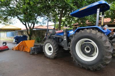 Prefeitura entrega uniforme escolar, ônibus e tratores aos distritos de Outeiro e Icoaraci