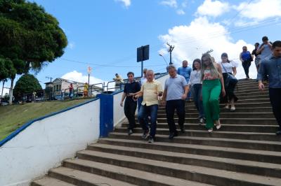 Prefeitura entrega uniforme escolar, ônibus e tratores aos distritos de Outeiro e Icoaraci