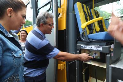 Prefeitura entrega uniforme escolar, ônibus e tratores aos distritos de Outeiro e Icoaraci