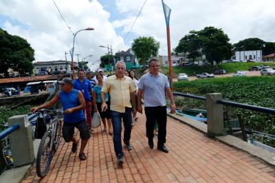Prefeitura entrega uniforme escolar, ônibus e tratores aos distritos de Outeiro e Icoaraci