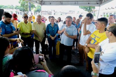 Prefeitura entrega uniforme escolar, ônibus e tratores aos distritos de Outeiro e Icoaraci
