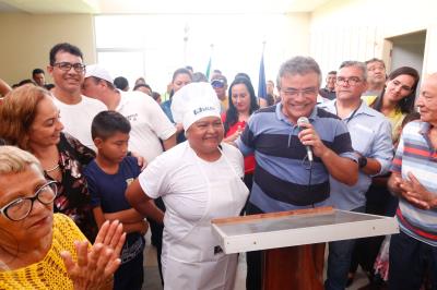 Prefeitura entrega uniforme escolar, ônibus e tratores aos distritos de Outeiro e Icoaraci