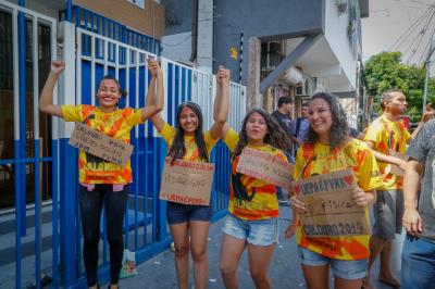 Prefeitura entrega uniforme escolar, ônibus e tratores aos distritos de Outeiro e Icoaraci