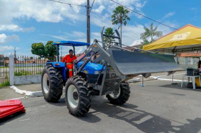 Prefeitura entrega uniforme escolar, ônibus e tratores aos distritos de Outeiro e Icoaraci