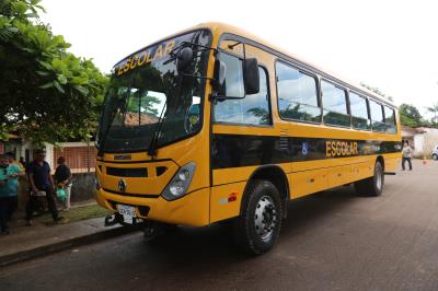 Prefeitura entrega uniforme escolar, ônibus e tratores aos distritos de Outeiro e Icoaraci