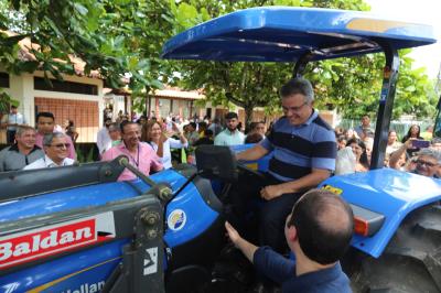 Prefeitura entrega uniforme escolar, ônibus e tratores aos distritos de Outeiro e Icoaraci