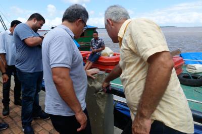 Prefeitura entrega uniforme escolar, ônibus e tratores aos distritos de Outeiro e Icoaraci