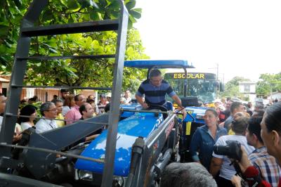 Prefeitura entrega uniforme escolar, ônibus e tratores aos distritos de Outeiro e Icoaraci